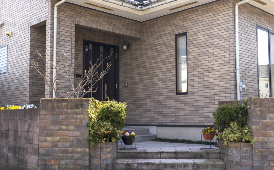 庇にダウンライトを取り付ける