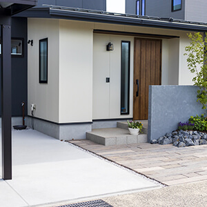 玄関の庇を設置する際の費用